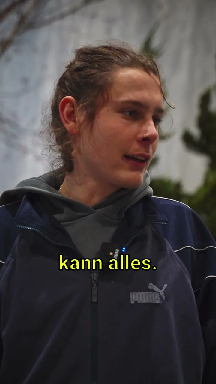 Junge Person in Arbeitskleidung von Kusche & Frotscher spricht in die Kamera