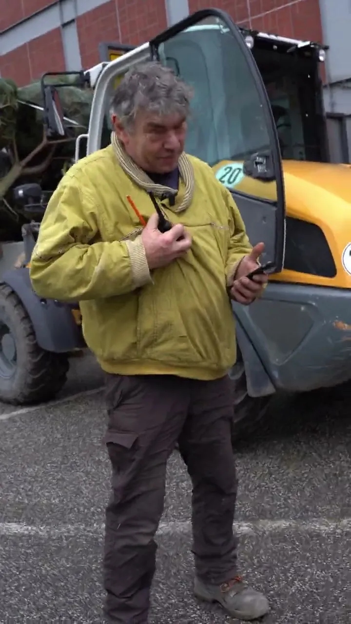 Achim, Mitarbeiter bei Kusche & Frotscher, bei der Arbeit auf der Baustelle